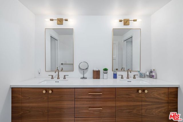 15257 Encanto Drive, Sherman Oaks CA: https://media.crmls.org/mediaz/d7439437-d72f-4973-aa1e-feaaa834f566.jpg