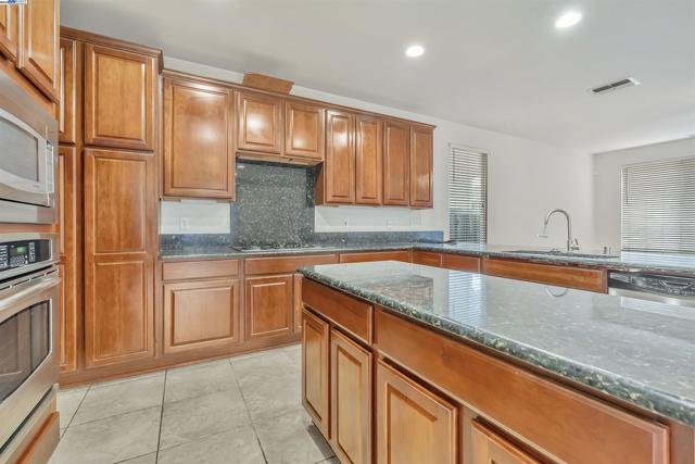 501 Carnaby Rd, Lathrop CA: https://media.crmls.org/mediaz/d744ac5c-bd40-4eb9-91ea-f2d385479a7d.jpg