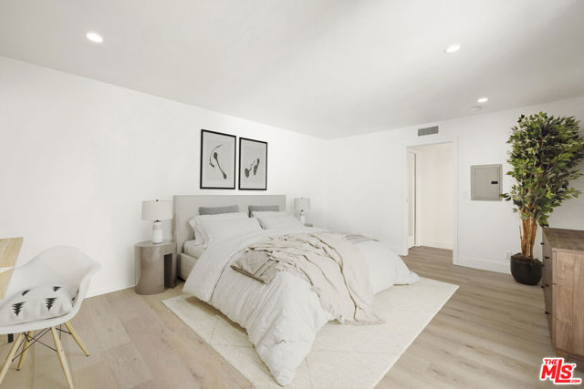 906 N Doheny Drive, West Hollywood CA: https://media.crmls.org/mediaz/d744b6da-4248-4713-83fd-a989a3ec2063.jpg