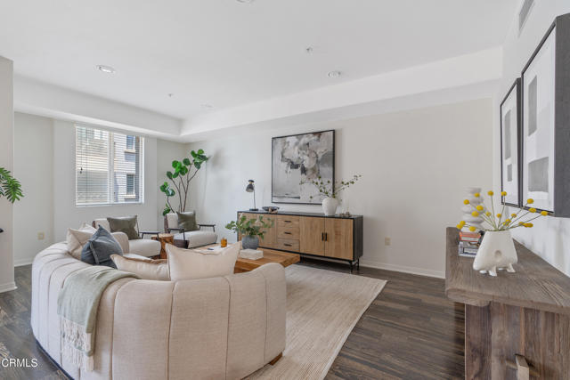 931 E Walnut Street, Pasadena CA: https://media.crmls.org/mediaz/d746a3f6-87db-4261-8e06-061b6a47f516.jpg