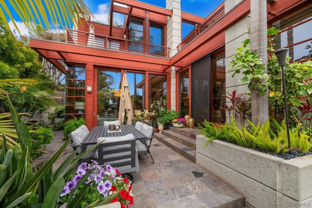 257 Playa Del Sur, La Jolla CA: https://media.crmls.org/mediaz/d7481c9e-9b6a-4bdc-b2e4-f2cc43b8a97d.jpg