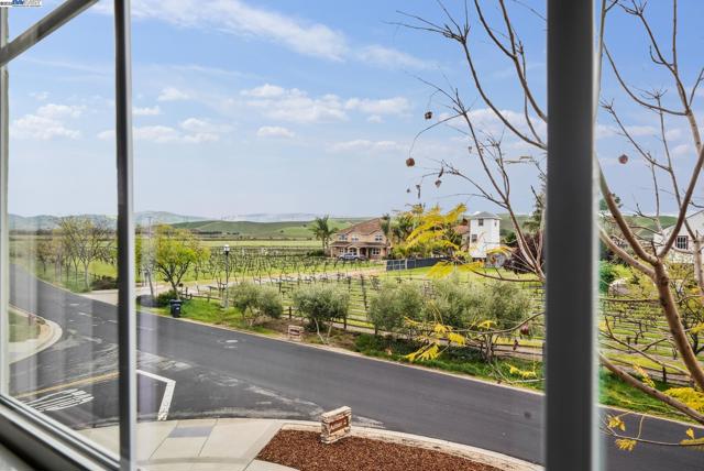 2193 Autinori Ct, Livermore CA: https://media.crmls.org/mediaz/d7483182-4680-4fd1-b08d-14a751275b6d.jpg