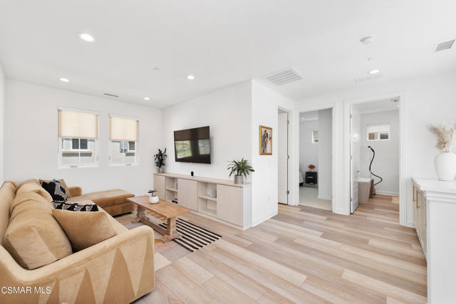 20843 Acorn Circle, Porter Ranch CA: https://media.crmls.org/mediaz/d748999e-63fd-42d1-84fe-fbaf312790d6.jpg