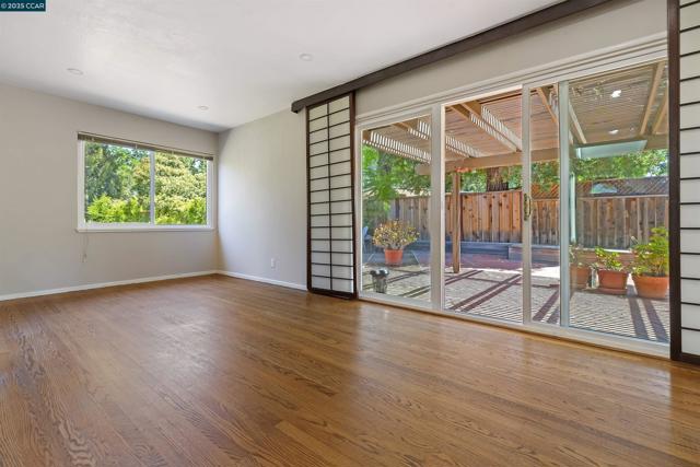 10 Maureen Ct, Pleasant Hill CA: https://media.crmls.org/mediaz/d7495c1a-7e16-497c-b520-3c157779efc2.jpg