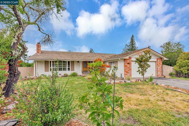 92 Gaywood Pl, Moraga CA: https://media.crmls.org/mediaz/d7498770-62d4-48e1-bbbc-eee16286f92a.jpg