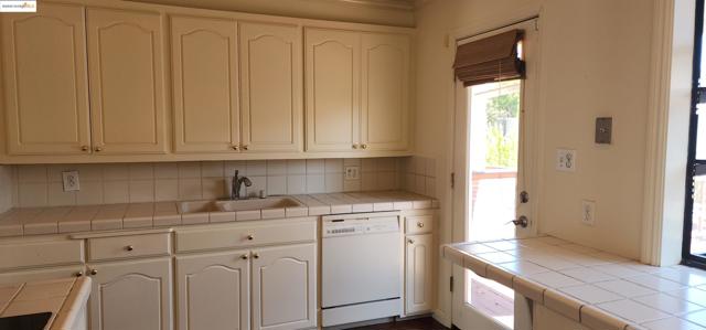 3672 Del Monte Way, San Leandro CA: https://media.crmls.org/mediaz/d74a1106-b344-4ac0-8610-d19dbb60876c.jpg