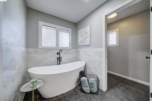 Image 32 of 45 For 2105 Cypress Pt