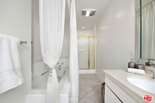 5333 Zelzah Avenue, Encino CA: https://media.crmls.org/mediaz/d74b2333-231e-4f71-9954-d512ca39bae1.jpg