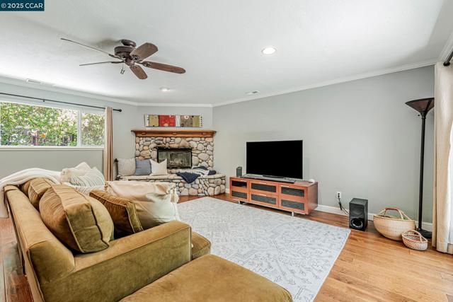 49 Terra Bella Dr, Walnut Creek CA: https://media.crmls.org/mediaz/d74bcf47-1539-44f8-a3b4-801a0c889870.jpg