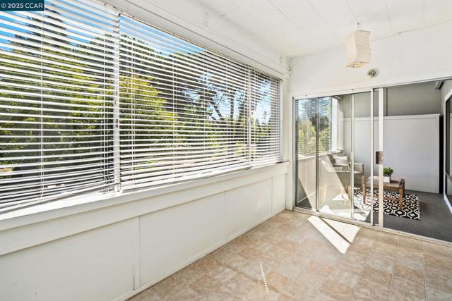 2817 Golden Rain Rd, Walnut Creek CA: https://media.crmls.org/mediaz/d74bdd78-372f-42e4-a1f3-dee635762415.jpg