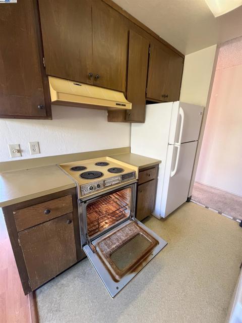 3751 Harrison St, Oakland CA: https://media.crmls.org/mediaz/d74ccf34-9615-4773-bb16-f17ad90a6bfc.jpg