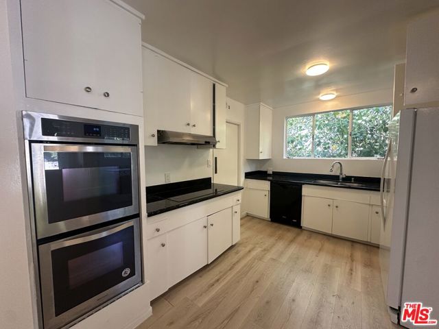 1555 San Ysidro Drive, Beverly Hills CA: https://media.crmls.org/mediaz/d74dd2ea-26d0-4136-a7fd-84b72bb7e1af.jpg