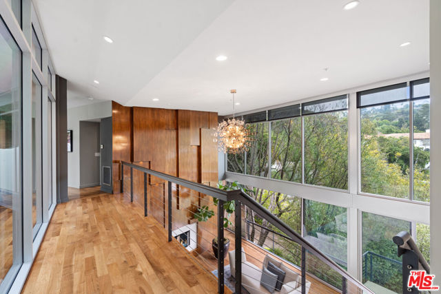 2207 Bowmont Drive, Beverly Hills CA: https://media.crmls.org/mediaz/d74eff39-71e3-4442-85a2-60f261c58abc.jpg