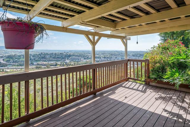 7945 Shadow Hill Dr, La Mesa CA: https://media.crmls.org/mediaz/d74f24f2-e1c1-4c51-a14b-0f8888863d36.jpg