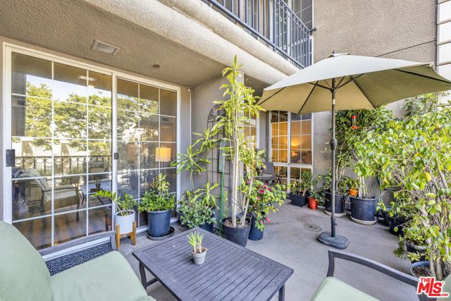 585 Rossmore Avenue, Los Angeles, California 90004, 2 Bedrooms Bedrooms, ,2 BathroomsBathrooms,Condominium,For Sale,Rossmore,24401213