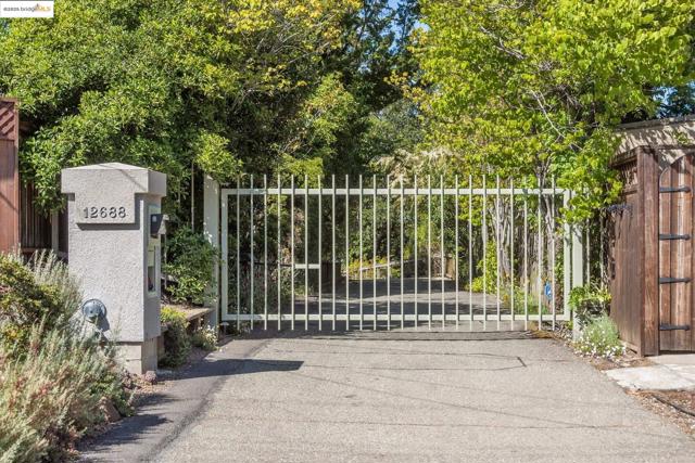 12688 Brookpark Road, Oakland CA: https://media.crmls.org/mediaz/d7500ca6-749c-46e4-a3ee-140ebe42dc86.jpg