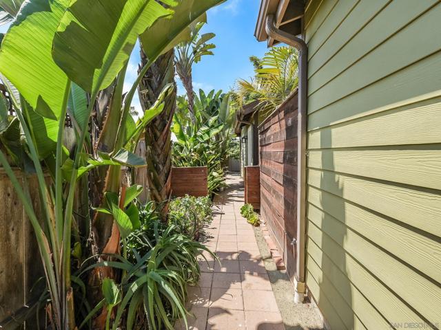 1080 Aloha Dr, Encinitas CA: https://media.crmls.org/mediaz/d7502641-7901-42dd-a8c5-262f813c8966.jpg