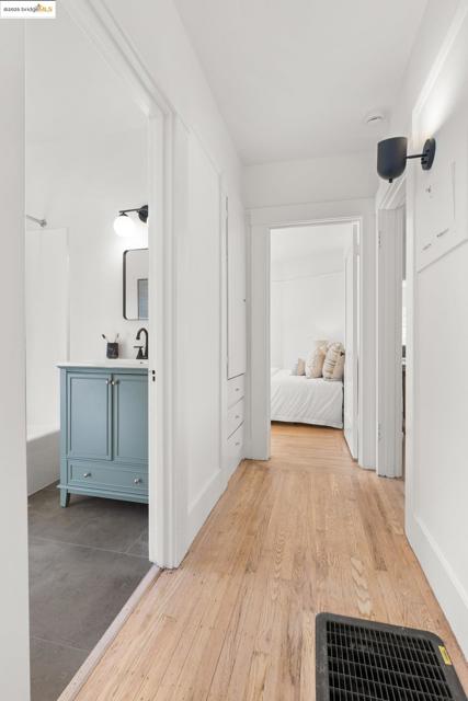 4008 Woodruff Ave, Oakland CA: https://media.crmls.org/mediaz/d7505c88-9ca2-472f-b5aa-d292eb8e5a53.jpg