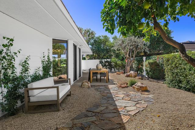 11 Sussex Court, Rancho Mirage CA: https://media.crmls.org/mediaz/d75097e9-ba90-450d-bb94-ac526550db14.jpg