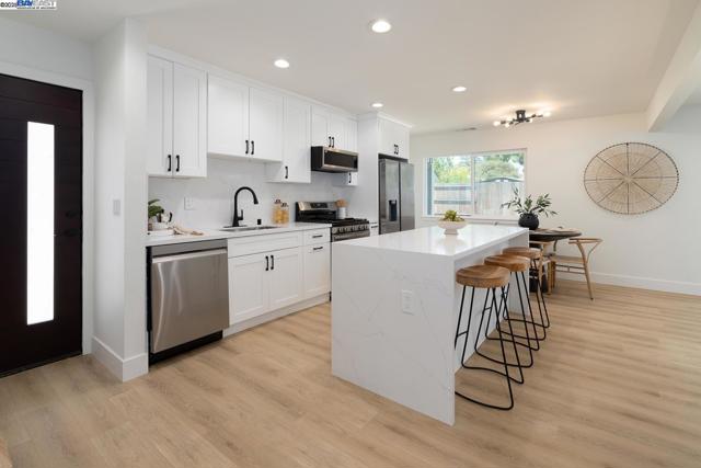 40186 Barbara St, Fremont CA: https://media.crmls.org/mediaz/d75168e3-dbaa-49b7-bb10-277c47c92ca2.jpg