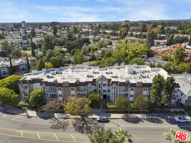 4401 Moorpark Way, Toluca Lake CA: https://media.crmls.org/mediaz/d7528b2b-63db-41f5-90b4-f3c75de91c0e.jpg