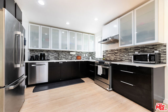 933 17th Street, Santa Monica CA: https://media.crmls.org/mediaz/d752e32c-bfb7-4ad3-a4b0-b74393f4b949.jpg