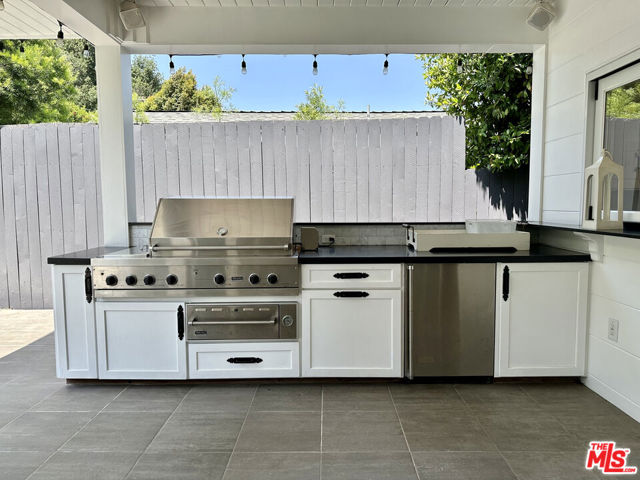 12722 Halkirk Street, Studio City CA: https://media.crmls.org/mediaz/d75309d1-5e44-470b-8bff-3fb987b76768.jpg