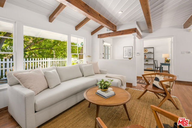3856 Hayvenhurst Avenue, Encino CA: https://media.crmls.org/mediaz/d7531112-a0fb-44f7-93f1-384c3b11db7a.jpg