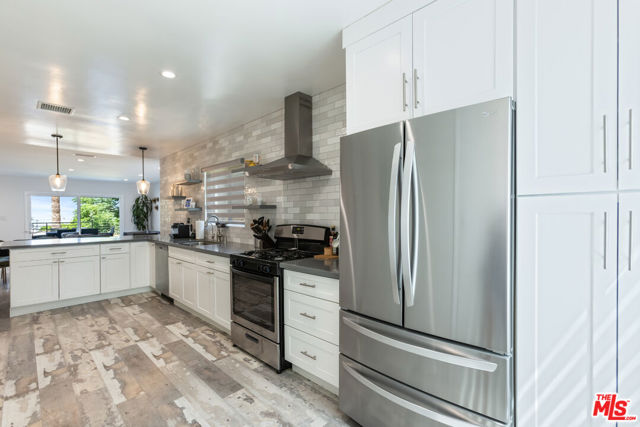 10315 Fairgrove Avenue, Tujunga CA: https://media.crmls.org/mediaz/d7540d71-cda8-4676-96a6-be70b16aa704.jpg