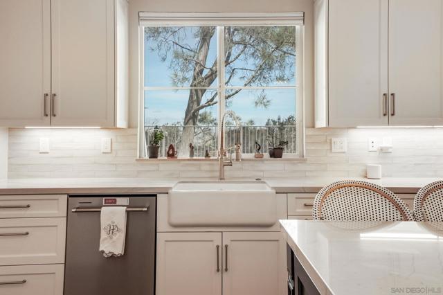 571 Lynwood Dr, Encinitas CA: https://media.crmls.org/mediaz/d7545994-53ec-447b-b335-fa5aca9b747b.jpg