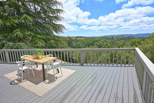 6525 Bellhurst Ln, Castro Valley CA: https://media.crmls.org/mediaz/d754c793-964f-4277-88bf-8468b47b8f3e.jpg