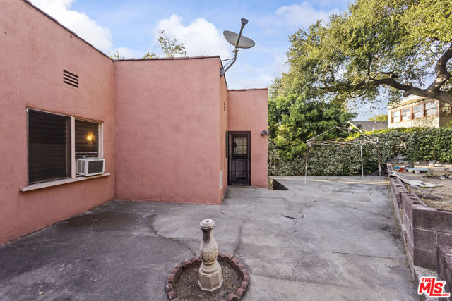 4958 Loleta Avenue, Los Angeles CA: https://media.crmls.org/mediaz/d7559943-c9a5-4274-a11f-92af6d28248a.jpg