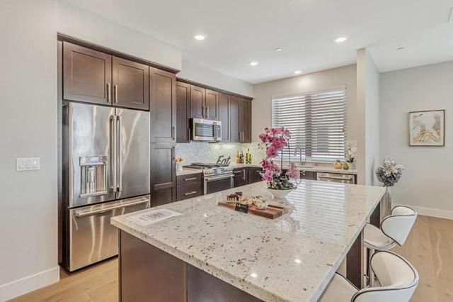 1028 Foster Square Lane, Foster City CA: https://media.crmls.org/mediaz/d757629f-3e21-4bc4-b602-2449c25a31c2.jpg