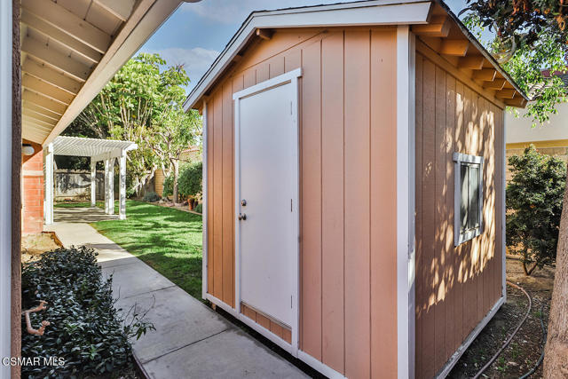 160 Cottage Grove Avenue, Camarillo CA: https://media.crmls.org/mediaz/d75773e9-6b1b-4103-adc4-28b19580bf93.jpg