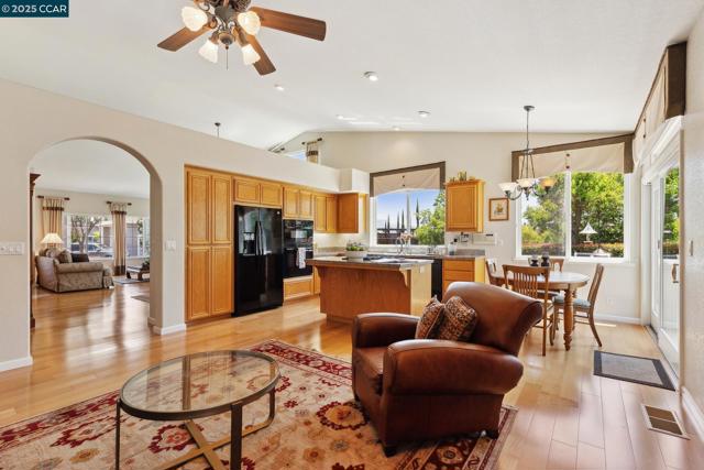 21 Mercury Ct, Pleasant Hill CA: https://media.crmls.org/mediaz/d757e534-4431-4df8-b711-a76d22125da8.jpg