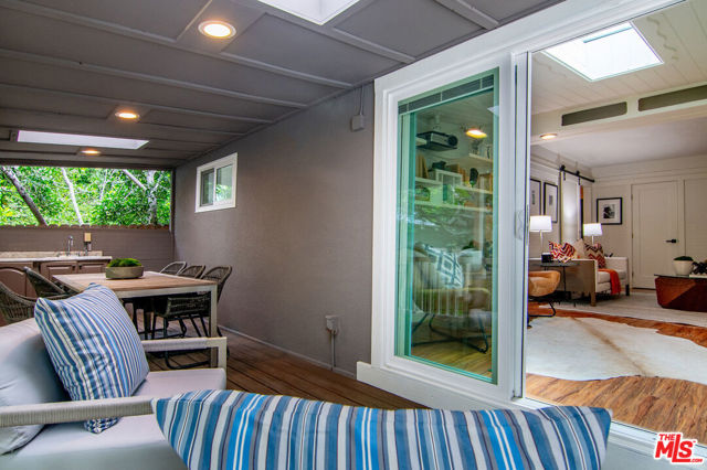 565 N Arden Boulevard, Los Angeles CA: https://media.crmls.org/mediaz/d7580c88-10ec-44da-bccd-c9f29879bc75.jpg