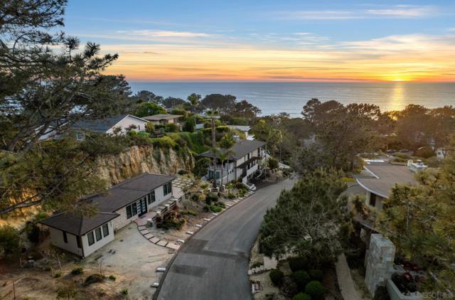 341 Hidden Pines Road, Del Mar CA: https://media.crmls.org/mediaz/d758553b-5977-4c55-b8d0-f29ccaaf224a.jpg