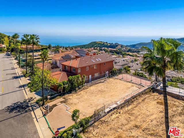 1648 Chastain, Pacific Palisades CA: https://media.crmls.org/mediaz/d758987b-7c38-4694-95ae-7d8c319a07cd.jpg