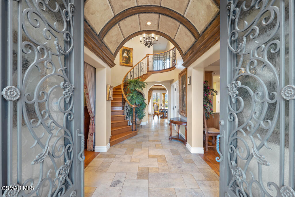 https://media.crmls.org/mediaz/d75a1523-e7dd-4cf3-8fb6-8ab17c34ffed.jpg?preset=X-Large