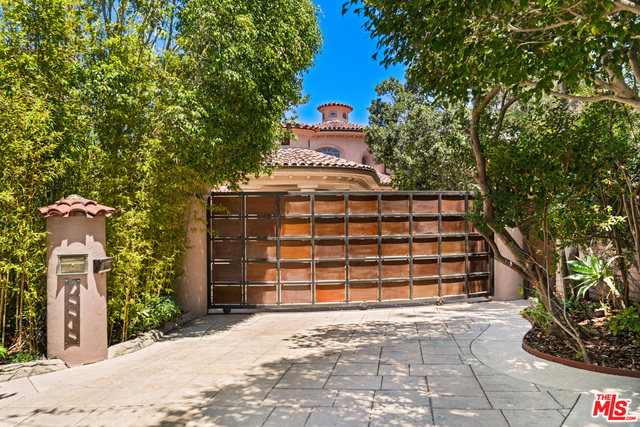 28808 Cliffside Drive, Malibu CA: https://media.crmls.org/mediaz/d75a6fca-74f7-48b5-88fc-3ec0ba298fb2.jpg