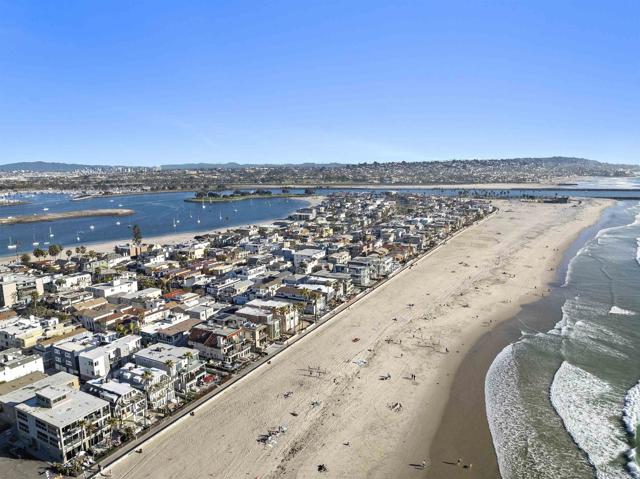 2965 Ocean Front Walk, San Diego CA: https://media.crmls.org/mediaz/d75b081b-682c-4468-83fa-d3d140d984bf.jpg