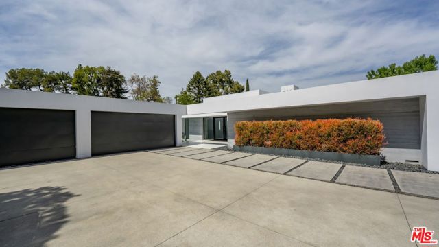 16032 VALLEY VISTA Boulevard, Encino CA: https://media.crmls.org/mediaz/d75b6918-abfd-4dc9-bbd7-6c4c60f4b8c5.jpg