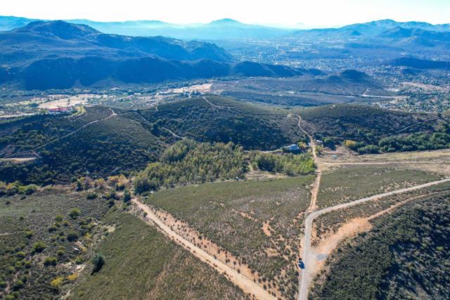 18408 Sweet Ln, Ramona CA: https://media.crmls.org/mediaz/d75b8ff5-3e39-40a5-b69a-19fe3c67cba0.jpg