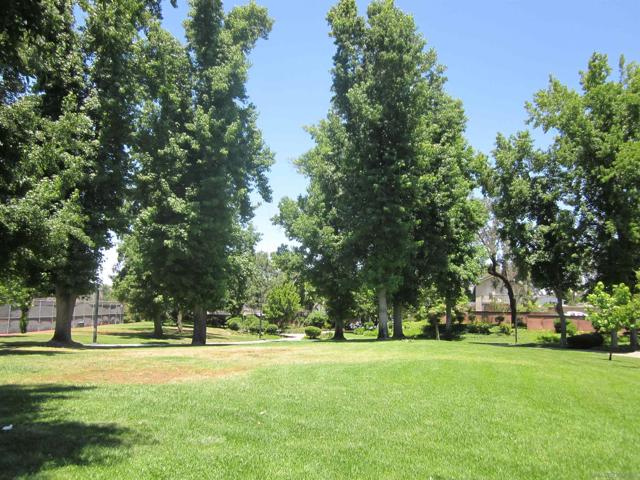 10706 Esmeraldas Dr, San Diego CA: https://media.crmls.org/mediaz/d75bbaf2-f9ac-4cee-852a-0af1270f0be9.jpg