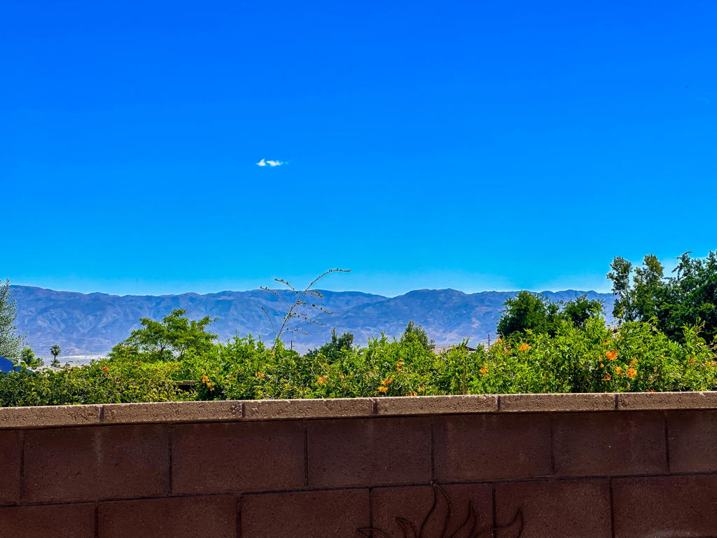 https://media.crmls.org/mediaz/d75c44da-cb2a-4d6d-b050-1deb79fbe222.jpg?preset=X-Large
