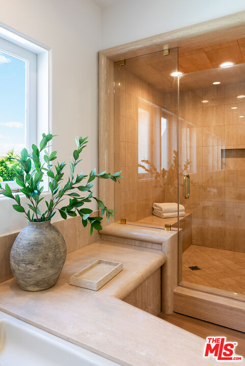 812 N Bedford Drive, Beverly Hills CA: https://media.crmls.org/mediaz/d75c4d58-2b1d-4d71-b6b9-268275631304.jpg