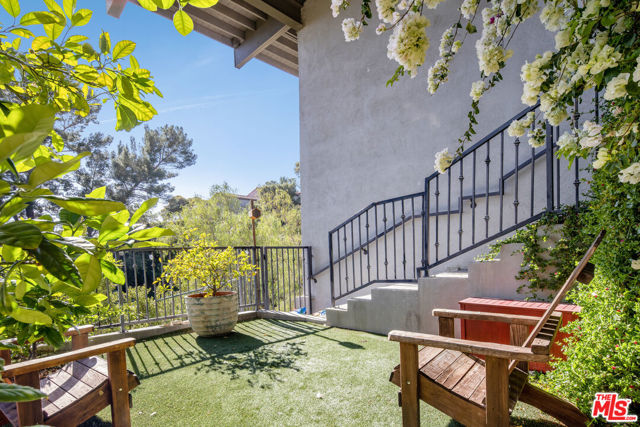 3307 Deronda Drive, Los Angeles CA: https://media.crmls.org/mediaz/d75ca265-2e38-40ea-b224-673c1396f9e9.jpg