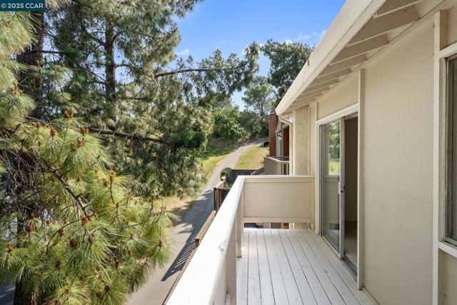 1706 Siskiyou Dr, Walnut Creek CA: https://media.crmls.org/mediaz/d75cf47e-4d60-4888-ad19-d99117870226.jpg