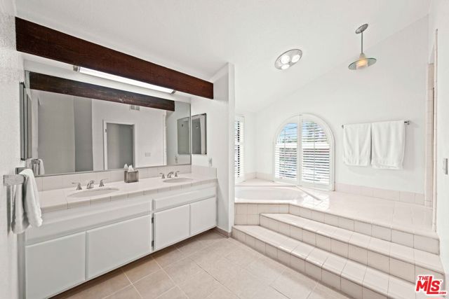 1141 17th Street, Santa Monica CA: https://media.crmls.org/mediaz/d75db626-64e1-469b-95f5-2c1ad9098614.jpg