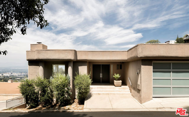 7265 Caverna Drive, Los Angeles CA: https://media.crmls.org/mediaz/d75def9d-22be-402e-8cfa-927a830b9697.jpg